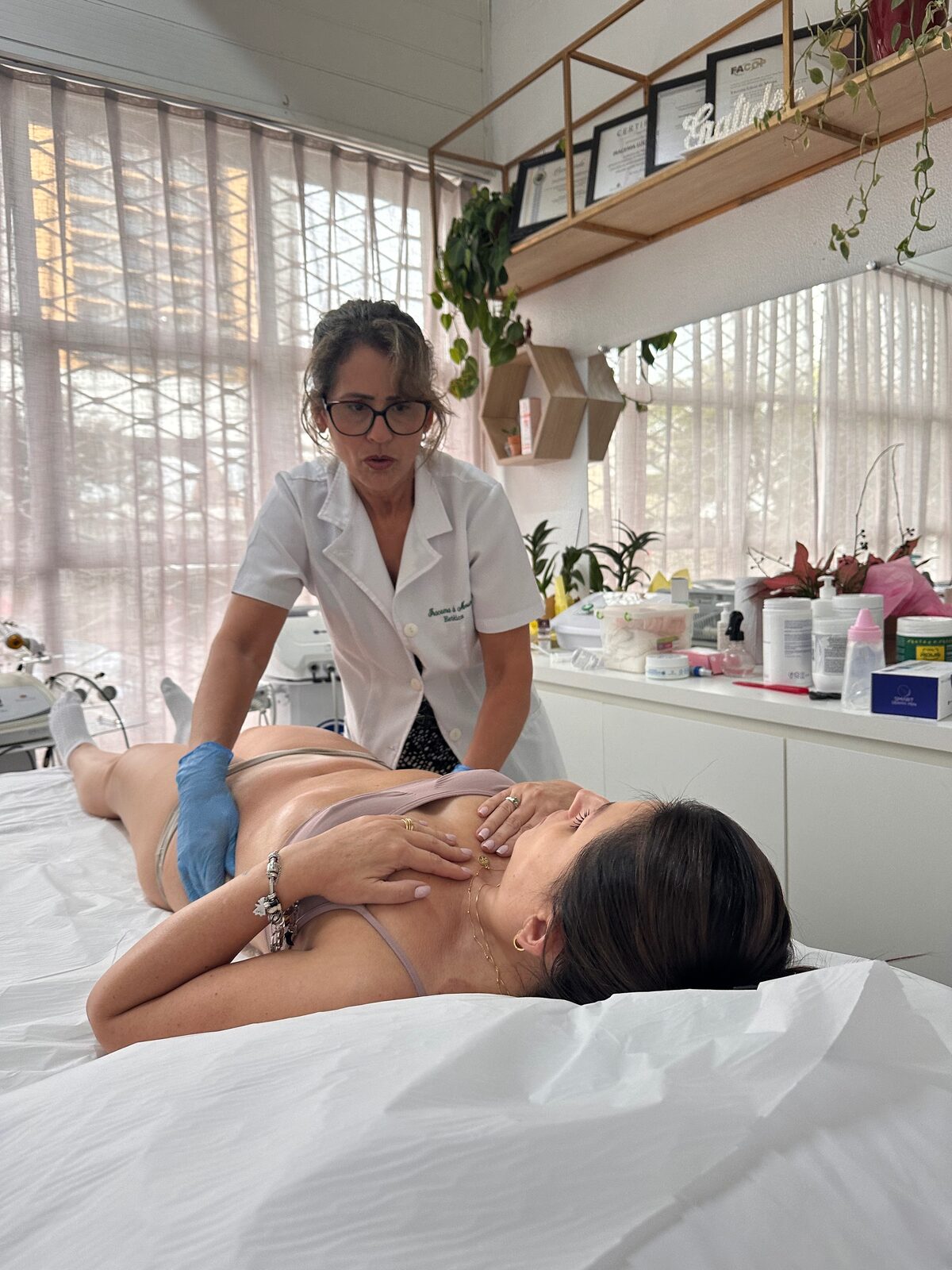Massagem modeladora de contorno corporal