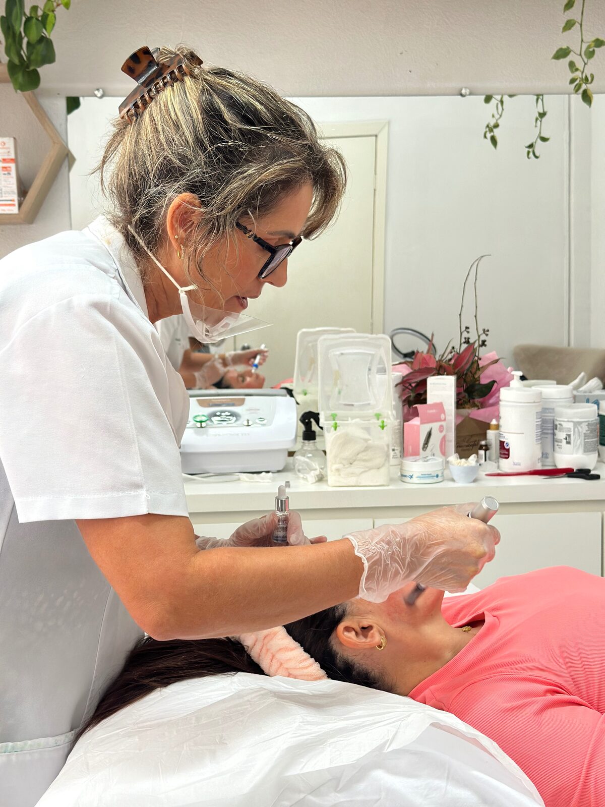 Aplicação de microagulhamento facial com dermapen